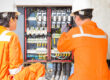 A skills assessor overseeing a worker on an oil & gas platform